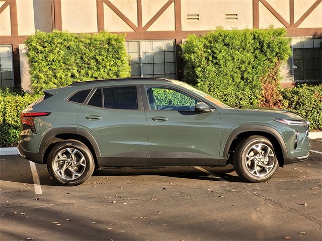 Used 2025 Chevrolet Trax LT w/ LPO, Blackout Package image 4