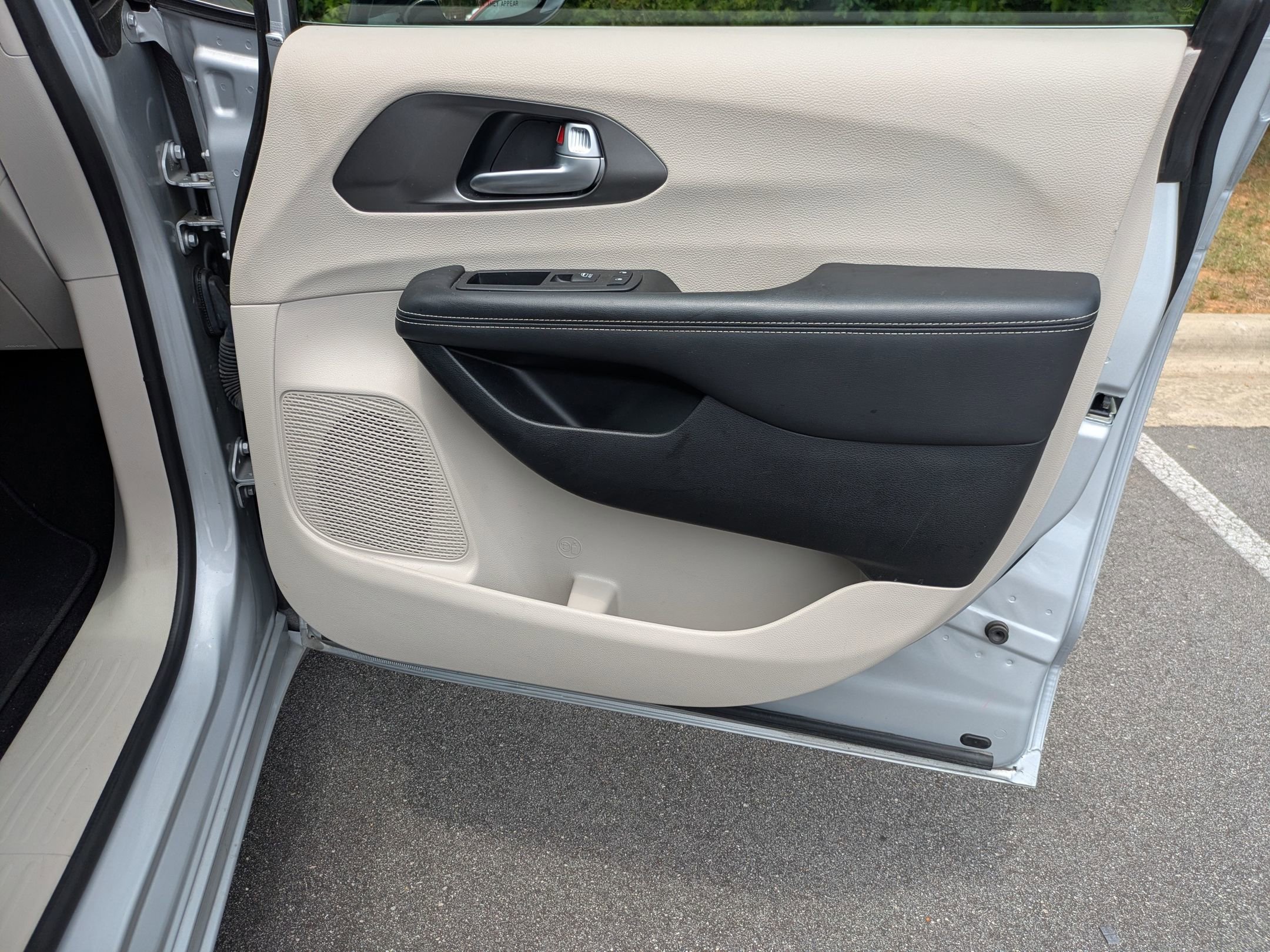 Used 2024 Chrysler Pacifica Touring-L FWD image 32