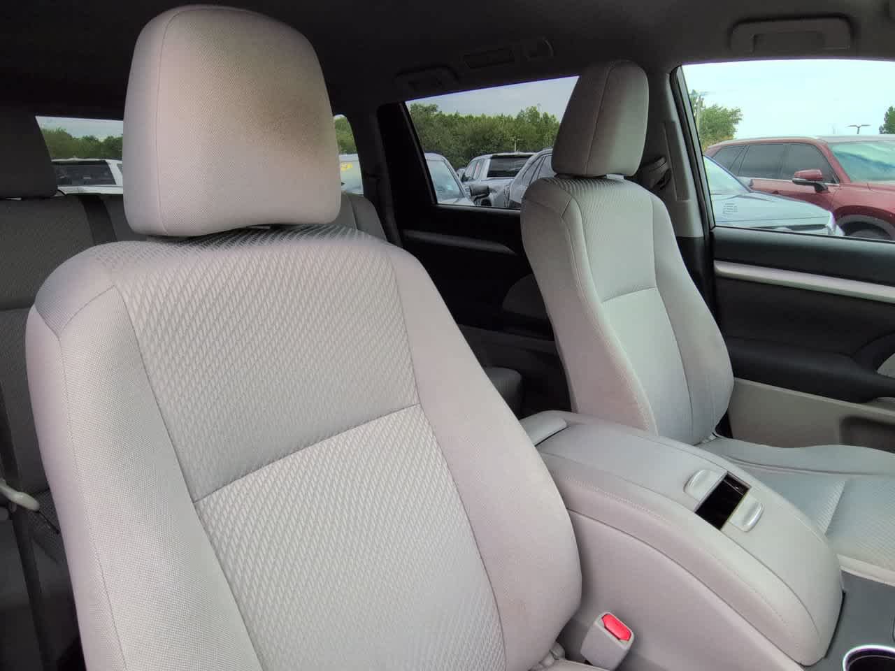 Used 2014 Toyota Highlander LE FWD image 7