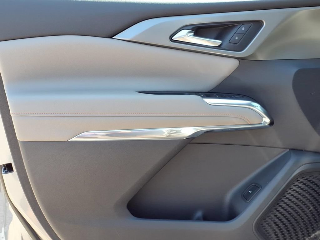 Used 2025 Chevrolet Traverse LT FWD image 13
