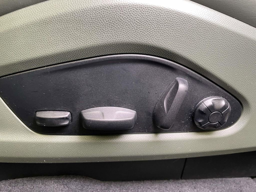 Certified 2025 Porsche Macan 4 Electric image 17