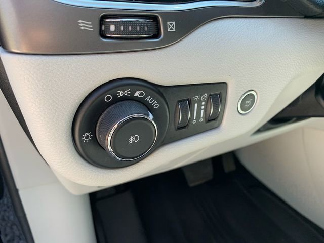 Used 2020 Jeep Cherokee Limited w/ Technology Group AWD/4WD image 19