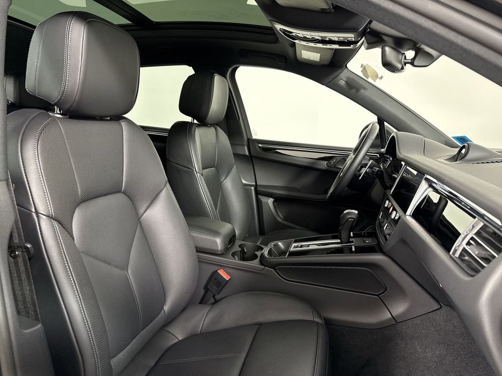 Certified 2025 Porsche Macan image 24