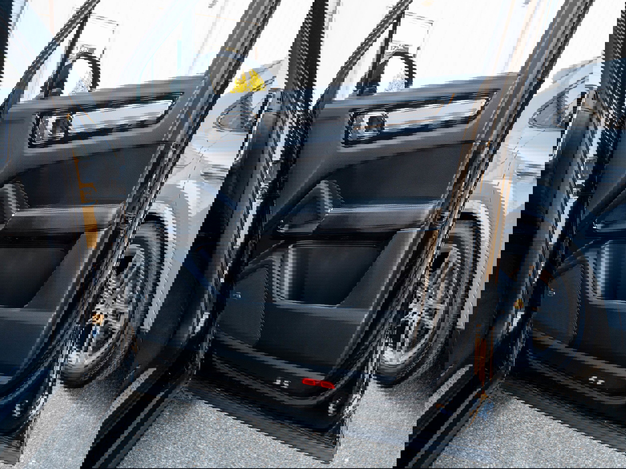 Certified 2023 Porsche Cayenne Platinum Edition image 27