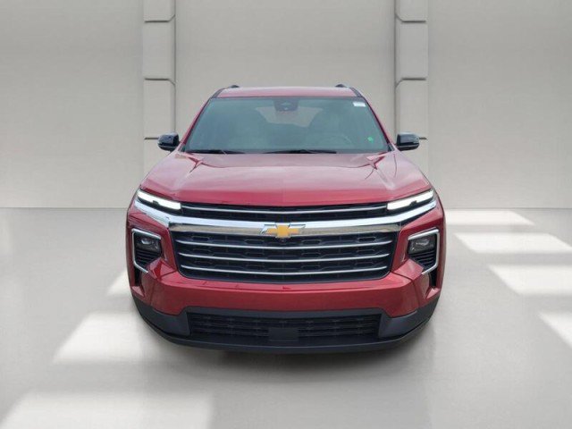 Used 2025 Chevrolet Traverse LT w/ Driver Confidence Package FWD image 2