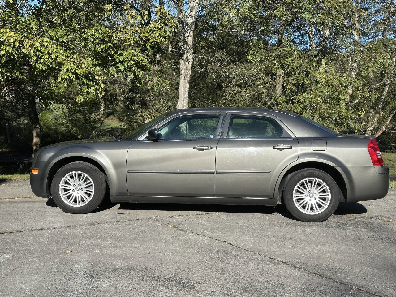 Used 2009 Chrysler 300 Touring RWD image 4