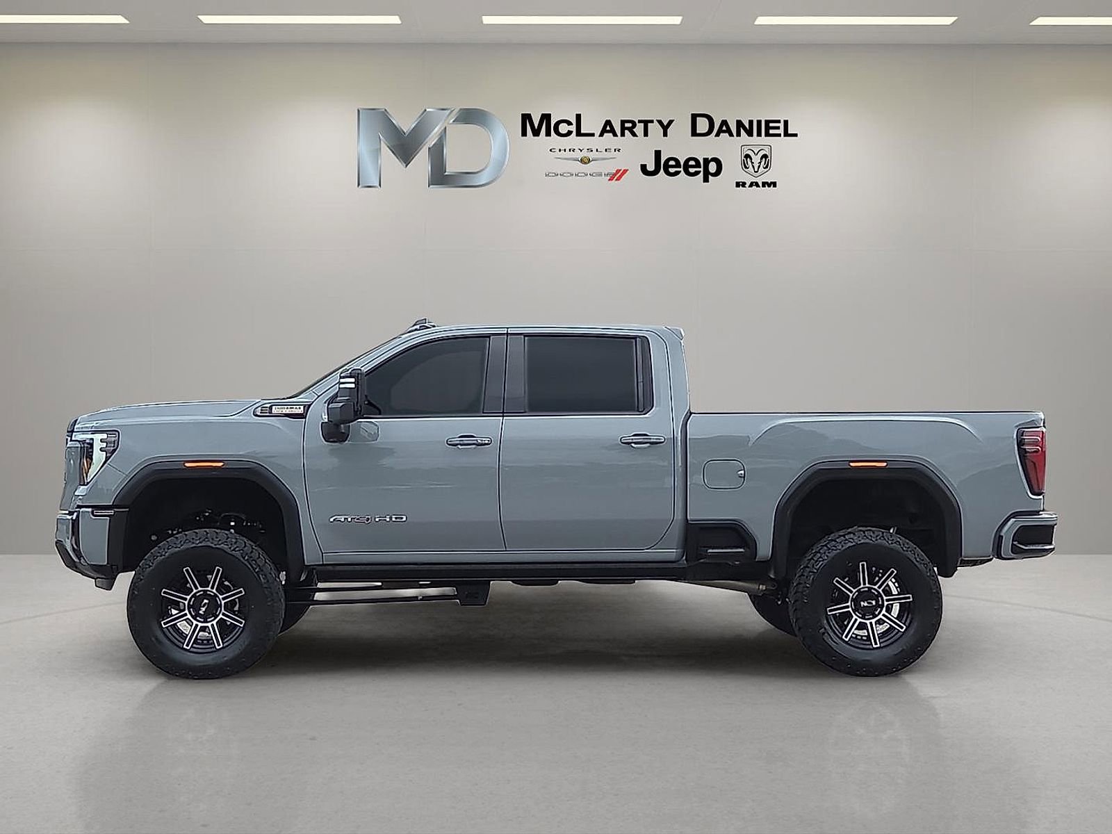 Used 2025 GMC Sierra 2500 AT4 w/ AT4 Premium Plus Package AWD/4WD image 3