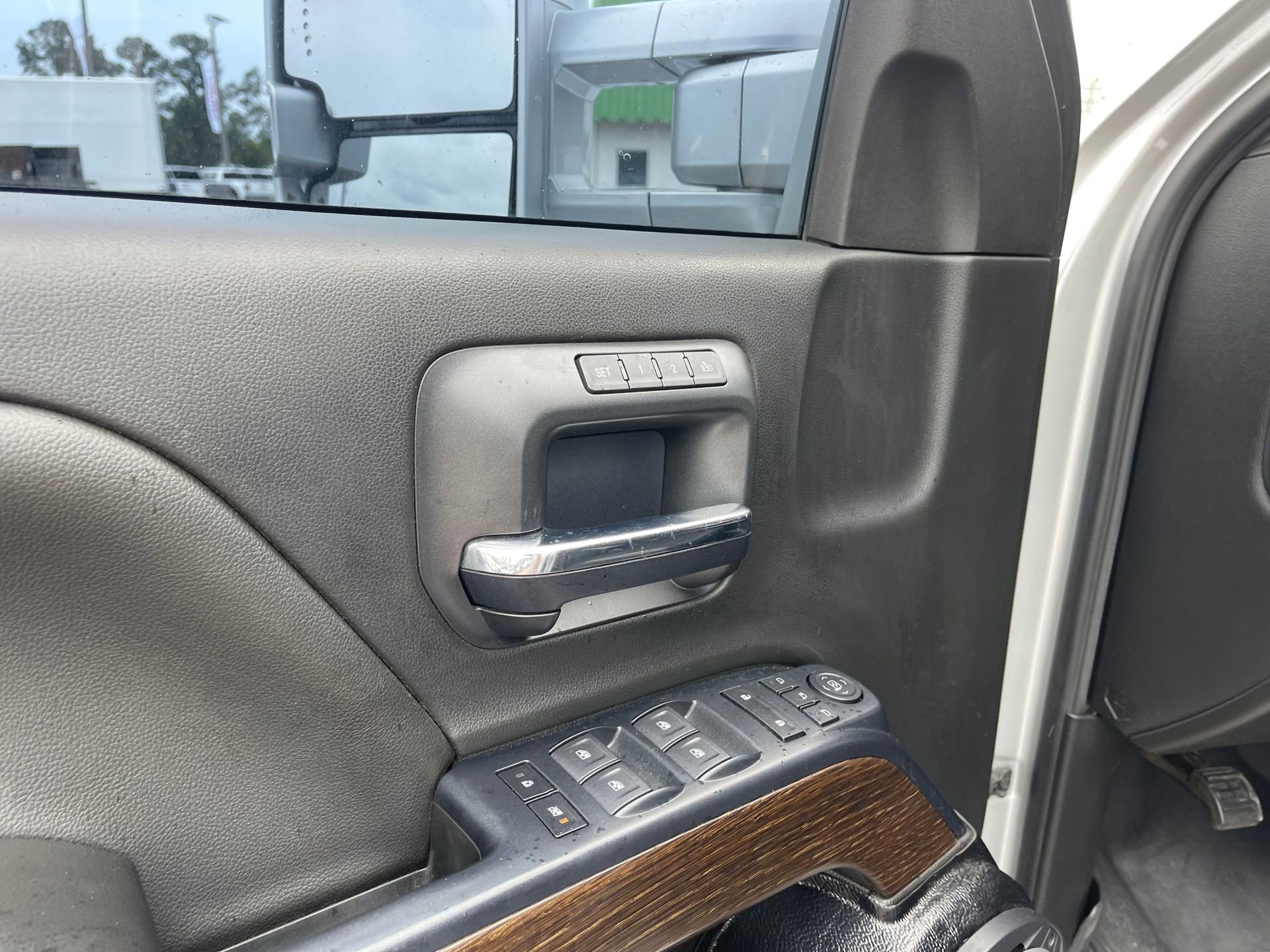 Used 2018 GMC Sierra 2500 Denali w/ Duramax Plus Package AWD/4WD image 11