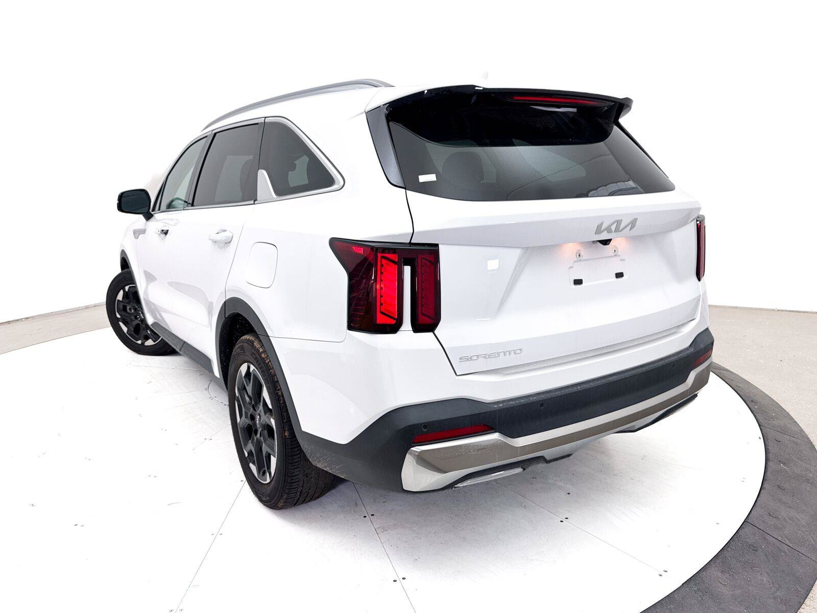 Used 2024 Kia Sorento S w/ Panoramic Sunroof Package FWD image 8