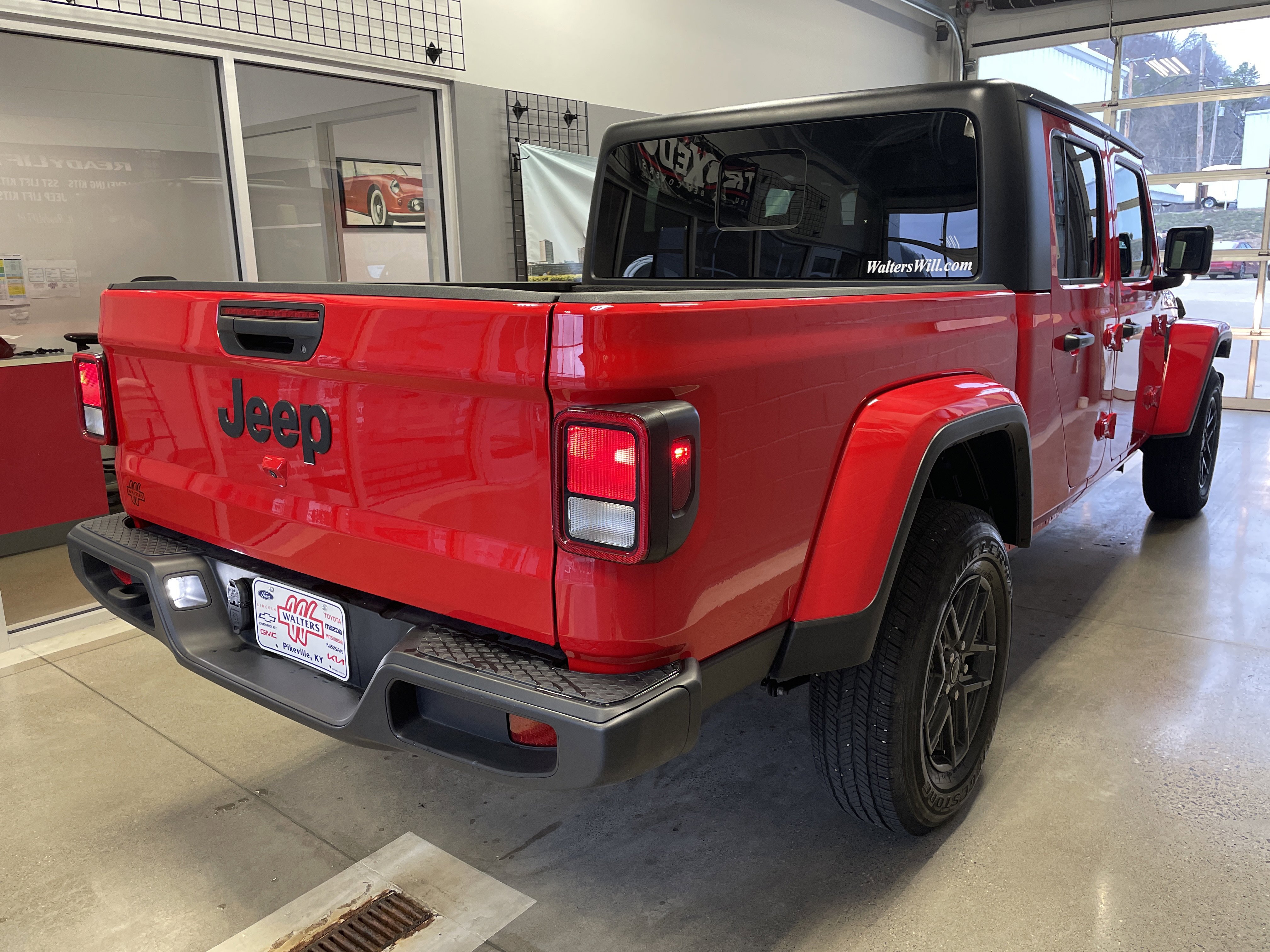 Used 2025 Jeep Gladiator Sport image 2
