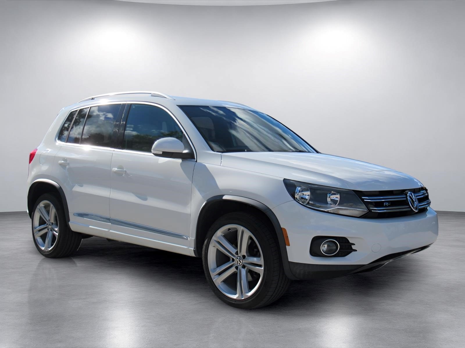Used 2016 Volkswagen Tiguan R-Line FWD image 1