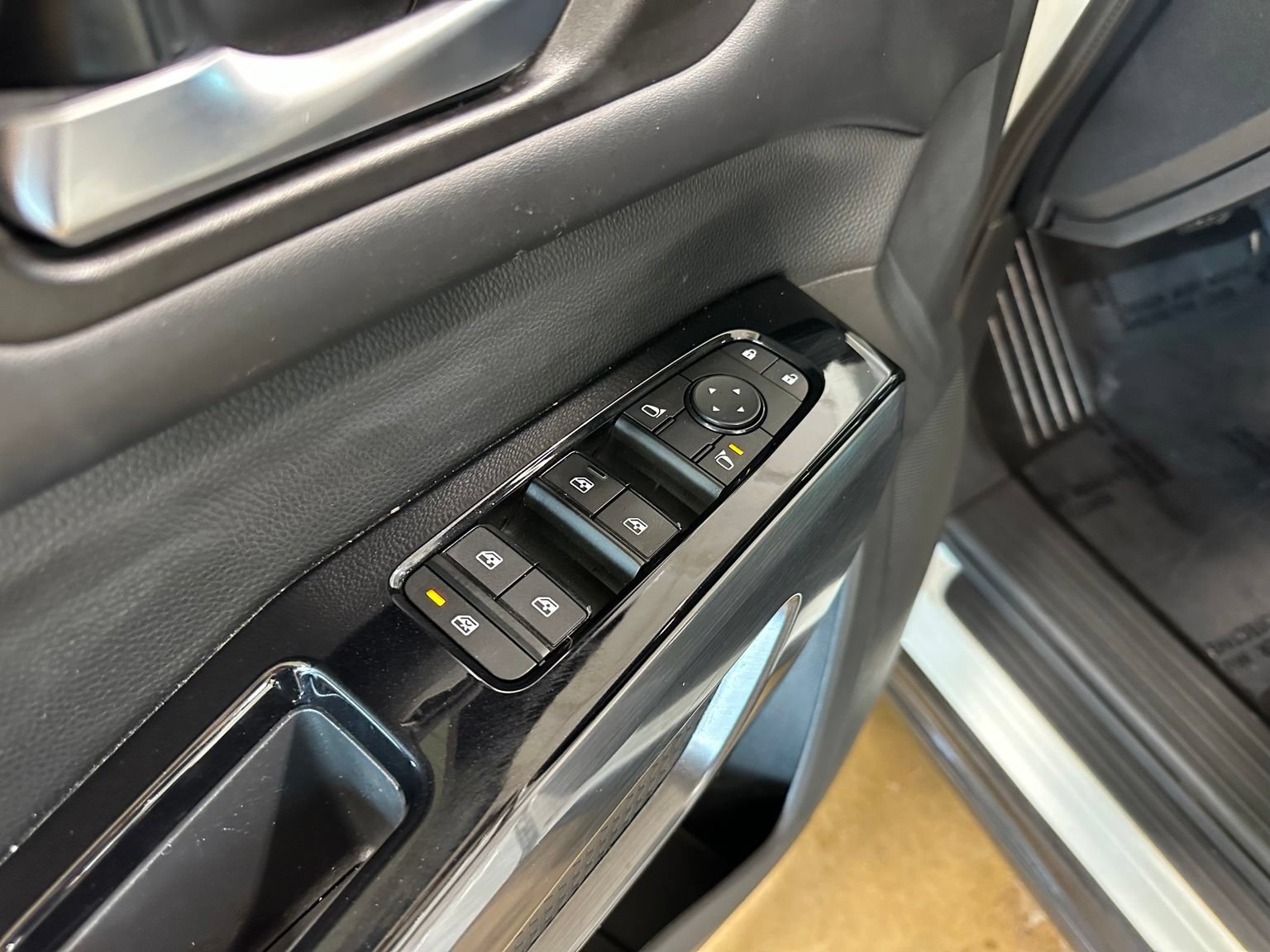 Used 2024 Nissan Pathfinder SL w/ SL Premium Package FWD image 12