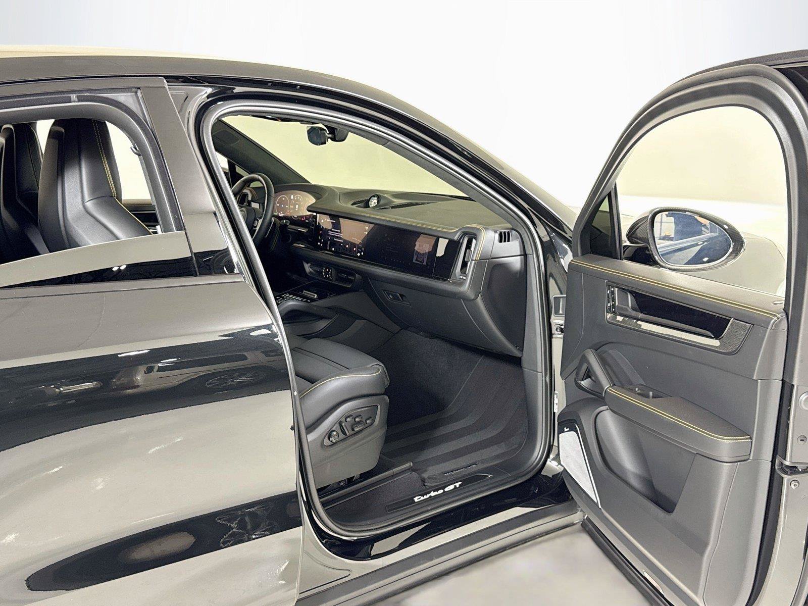 Used 2025 Porsche Cayenne Turbo GT AWD/4WD image 31