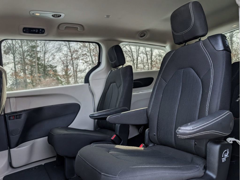 Used 2023 Chrysler Voyager LX image 15