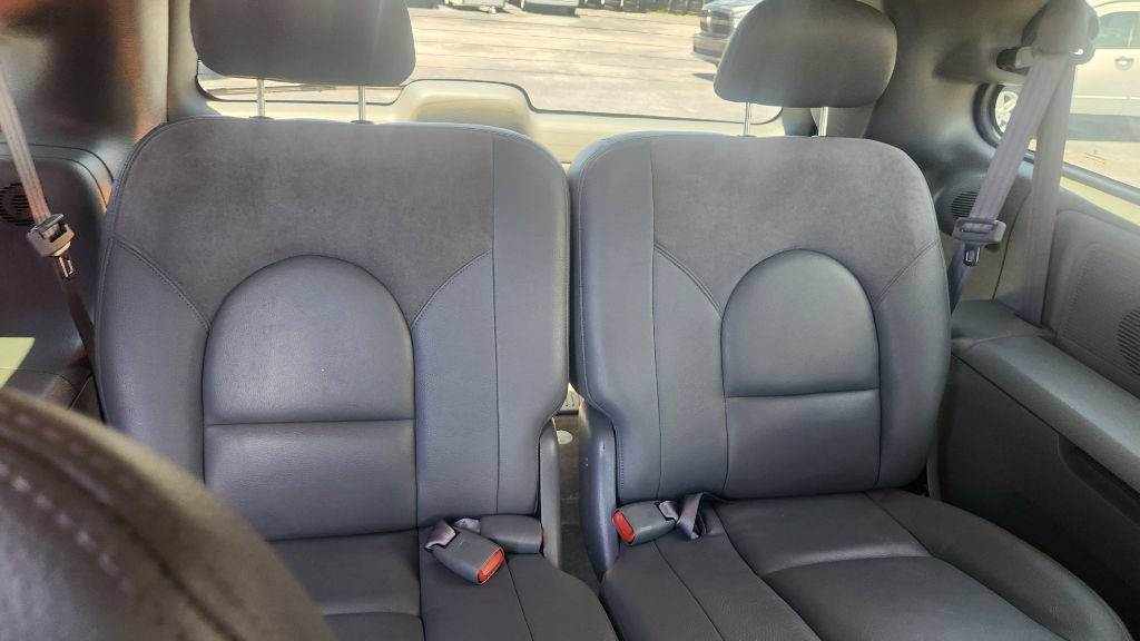 Used 2004 Chrysler Town & Country Limited FWD image 14