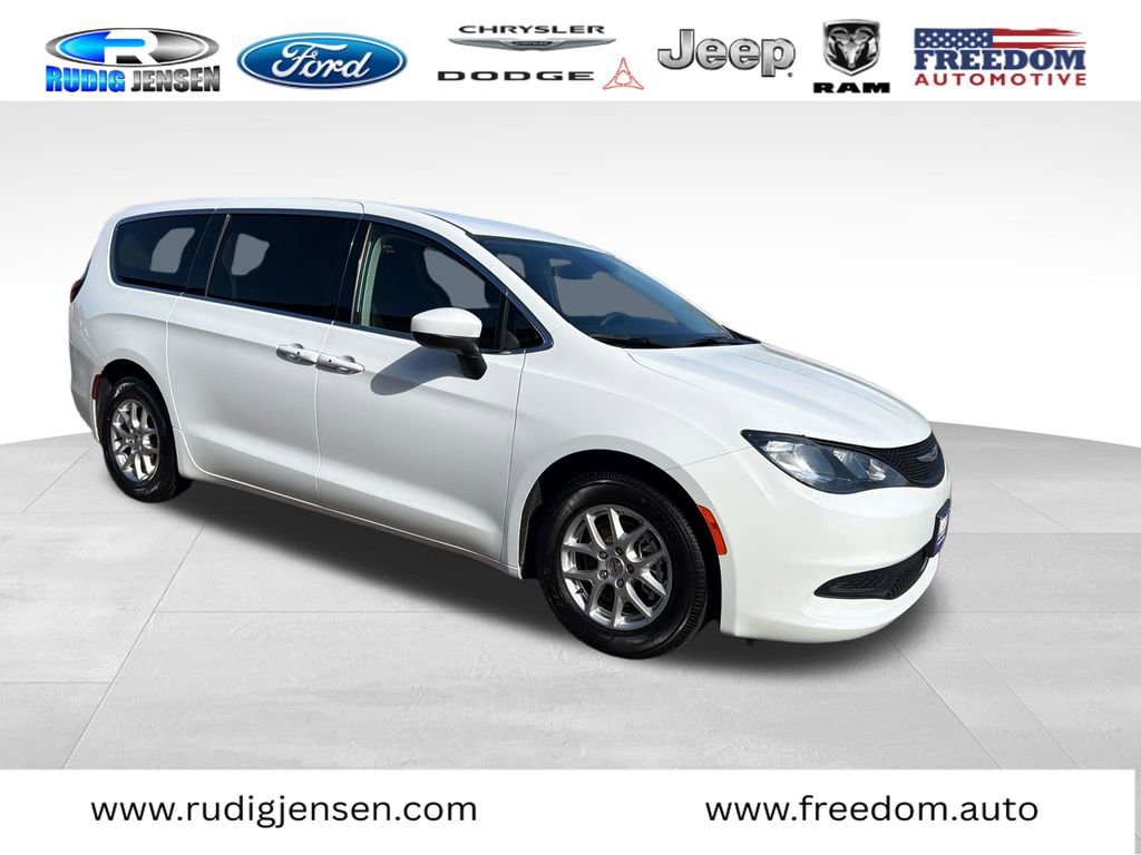 Used 2023 Chrysler Voyager LX image 7