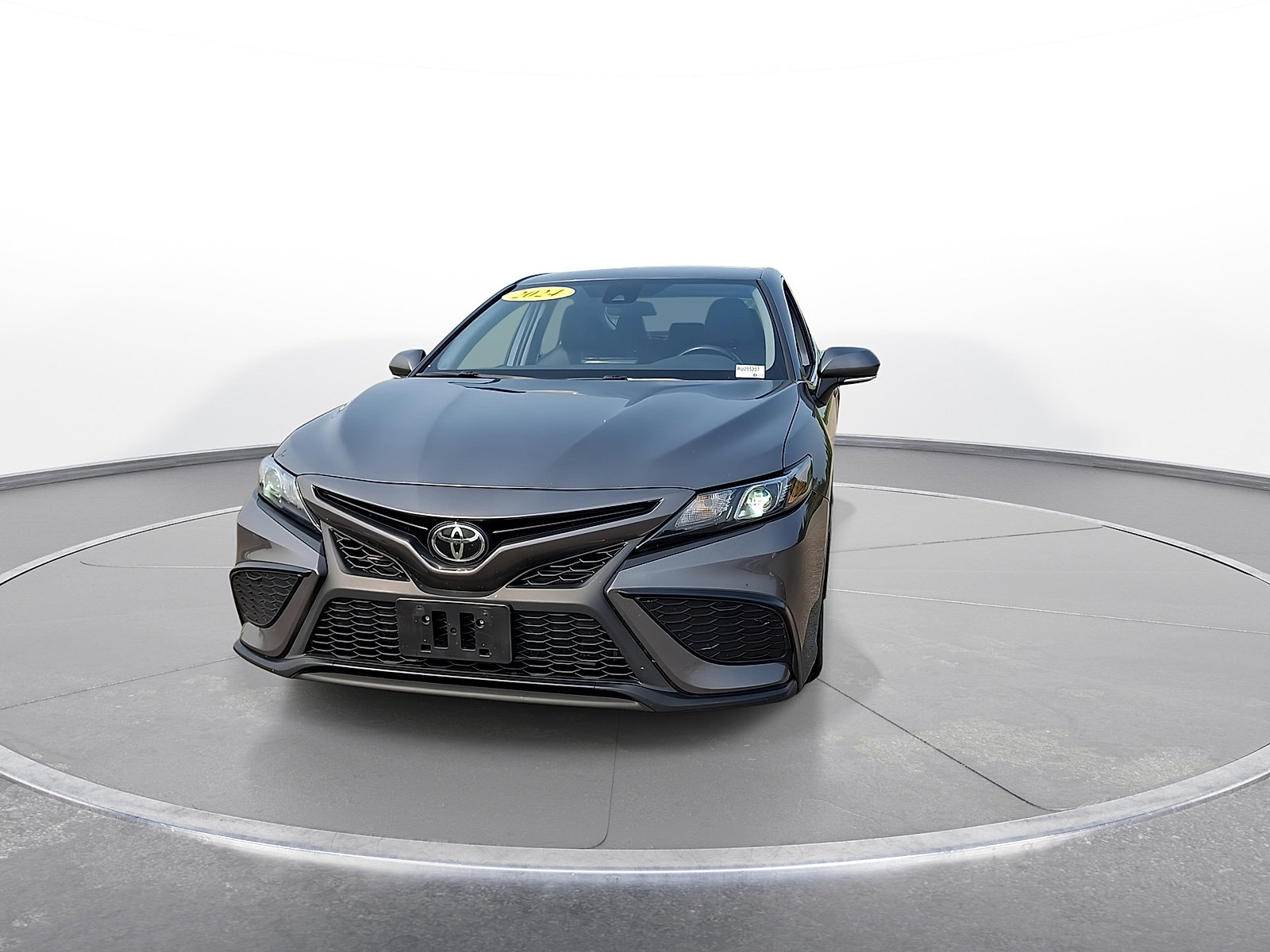 Used 2024 Toyota Camry SE FWD image 3