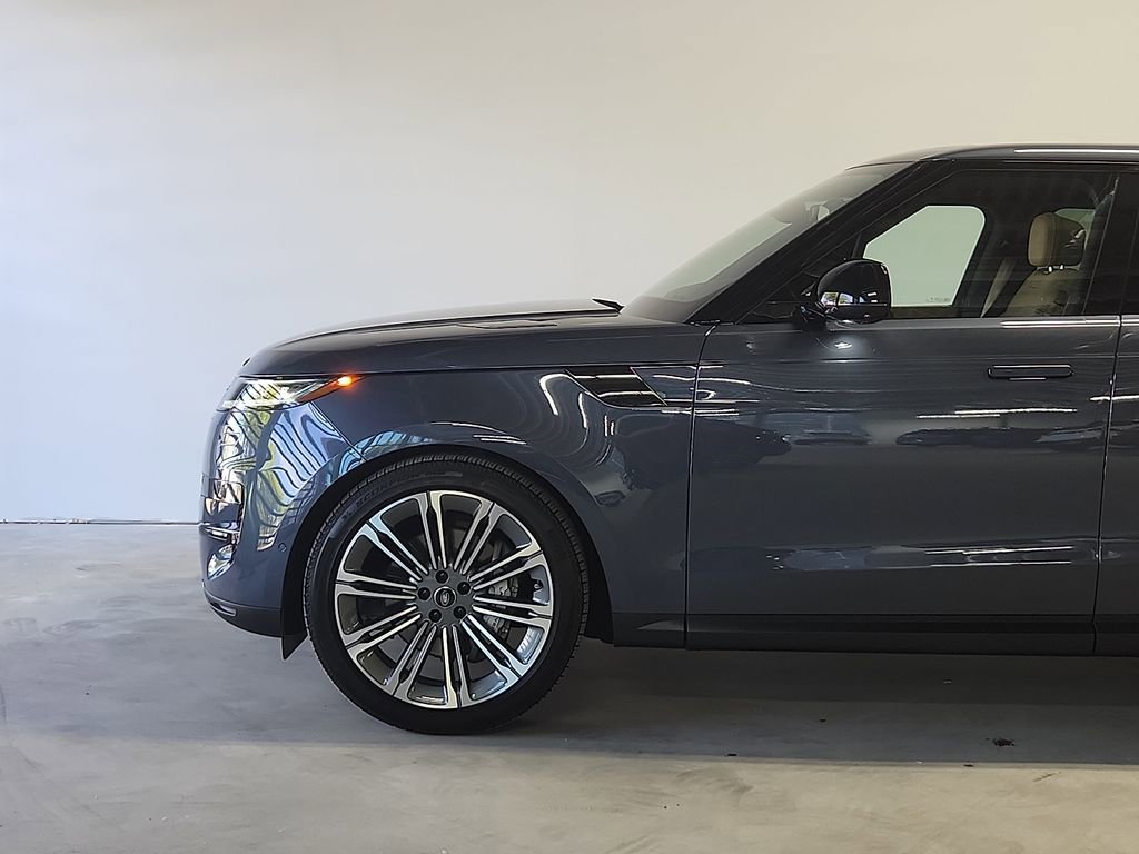 Used 2025 Land Rover Range Rover Sport SE AWD/4WD image 6