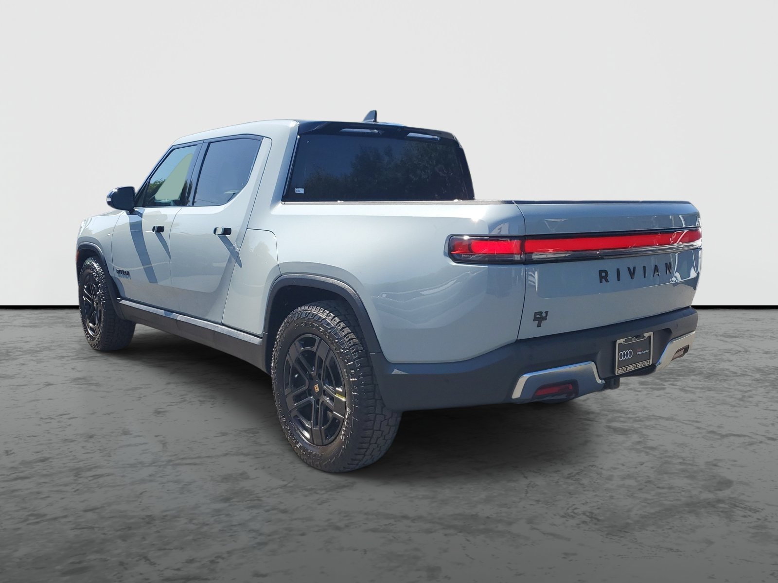 Used 2024 Rivian R1T Adventure Dual AWD/4WD image 3