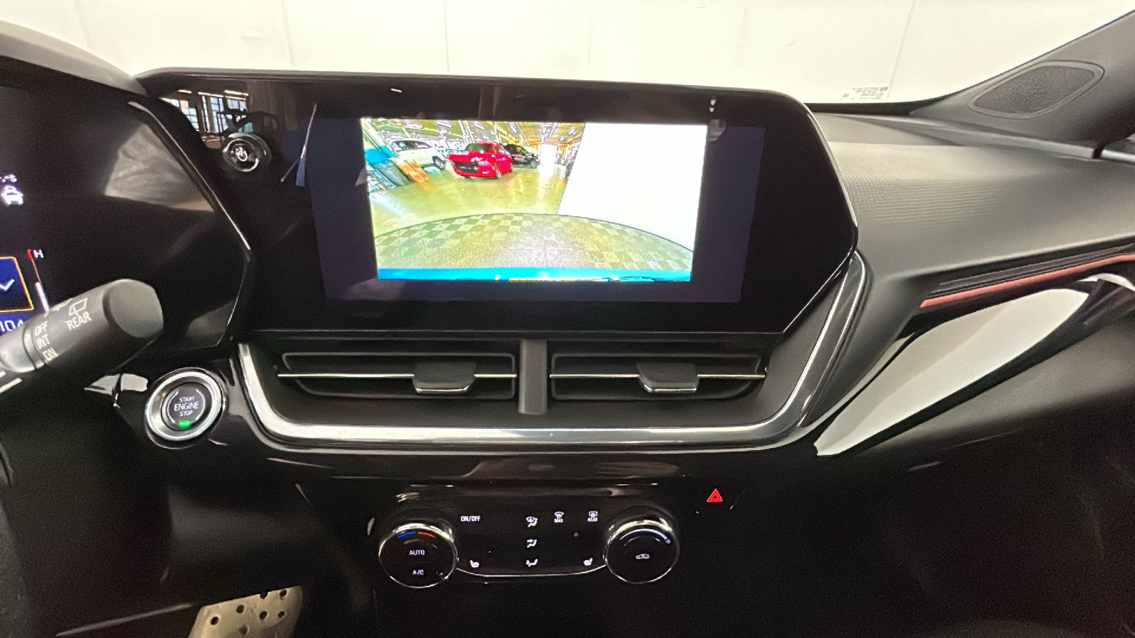 Used 2025 Chevrolet Trax RS FWD image 28