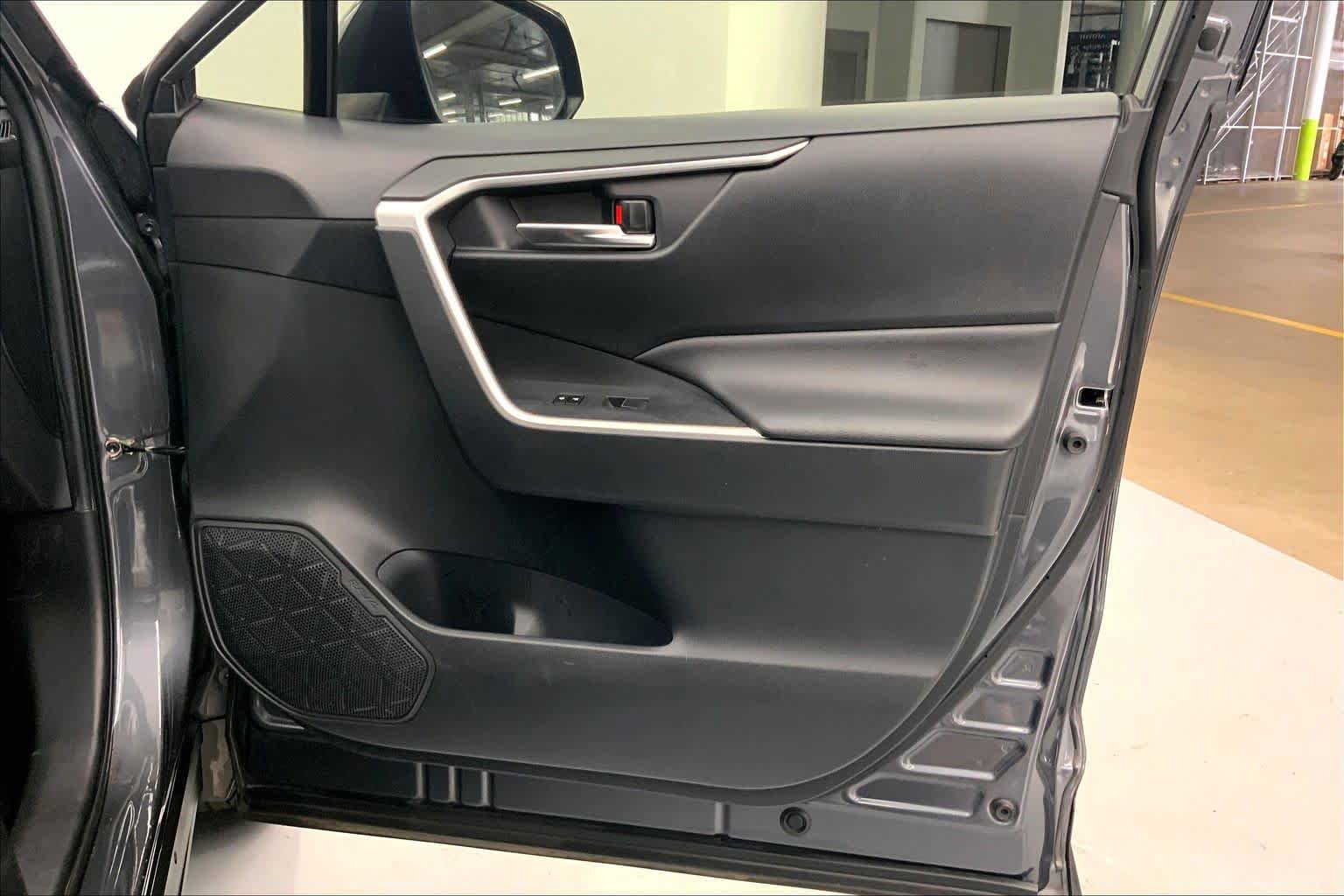 Used 2019 Toyota RAV4 XLE Premium FWD image 11