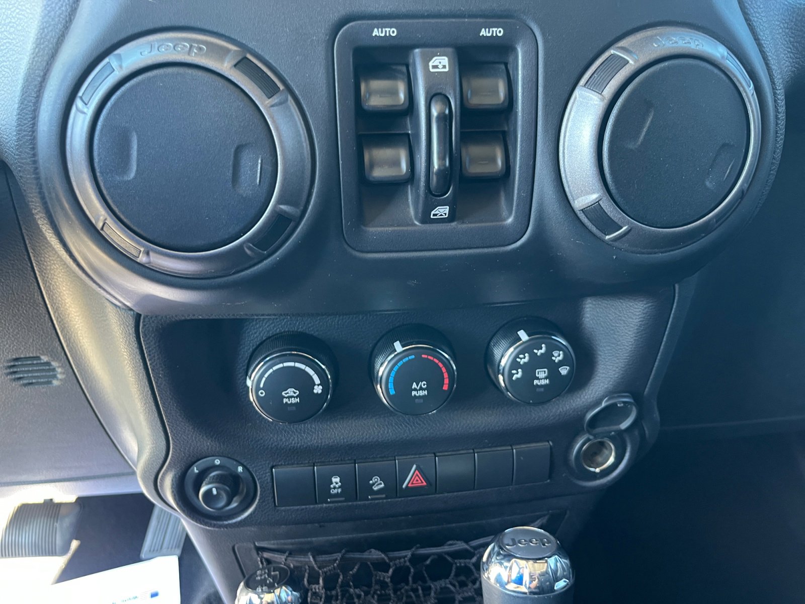 Used 2018 Jeep Wrangler Unlimited Sport S image 28