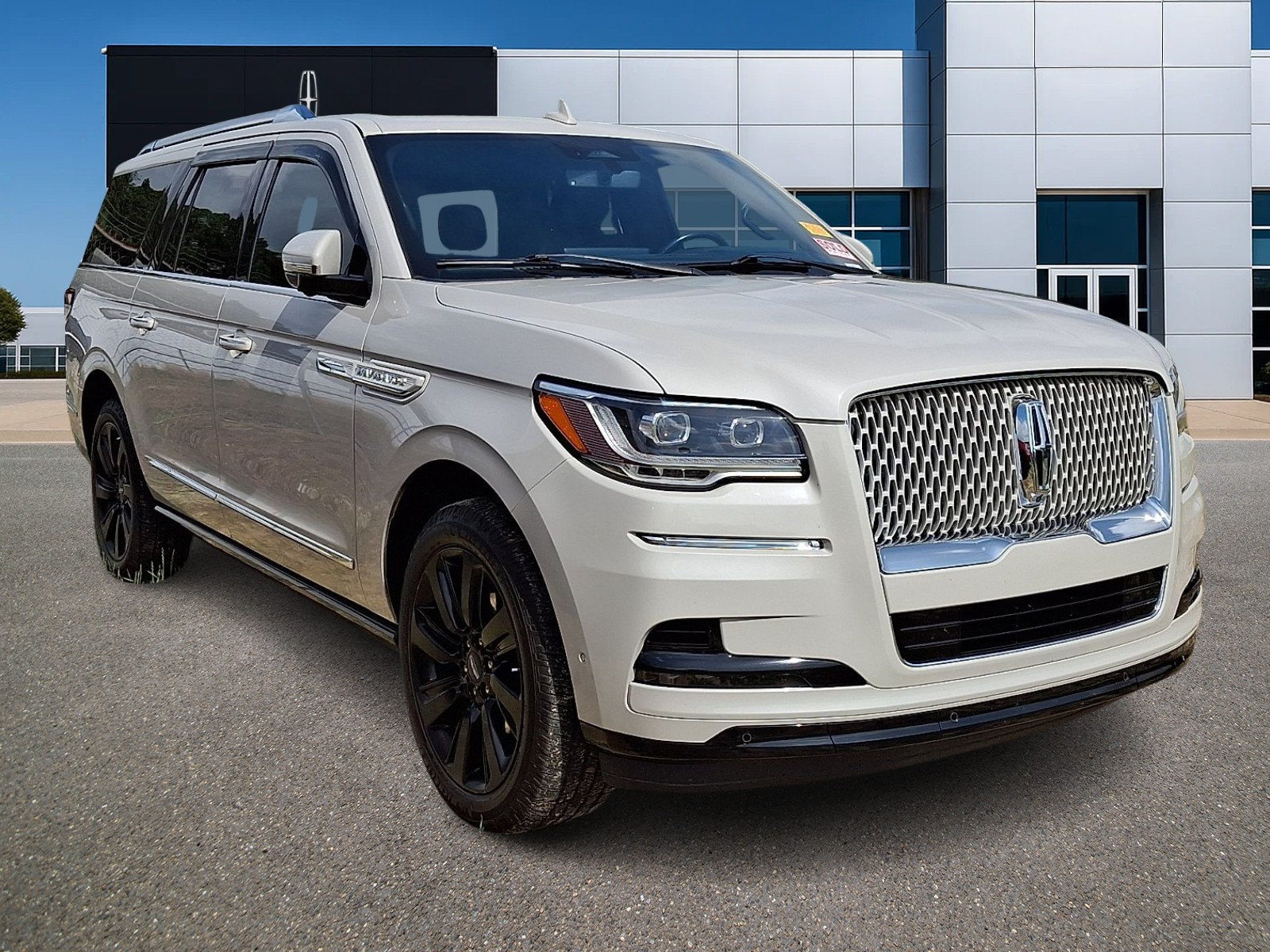 Used 2022 Lincoln Navigator L Reserve w/ Monochromatic Package RWD image 1