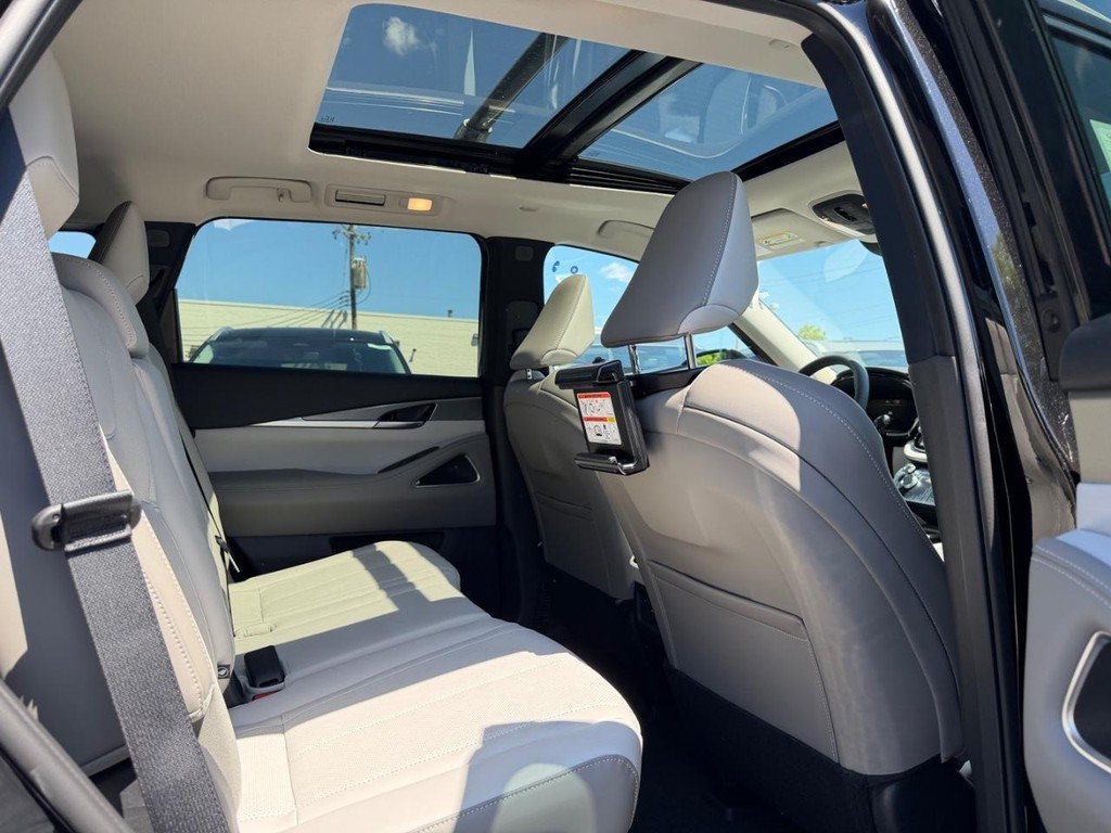 Used 2027 INFINITI QX60 Luxe w/ Family Package AWD/4WD image 4