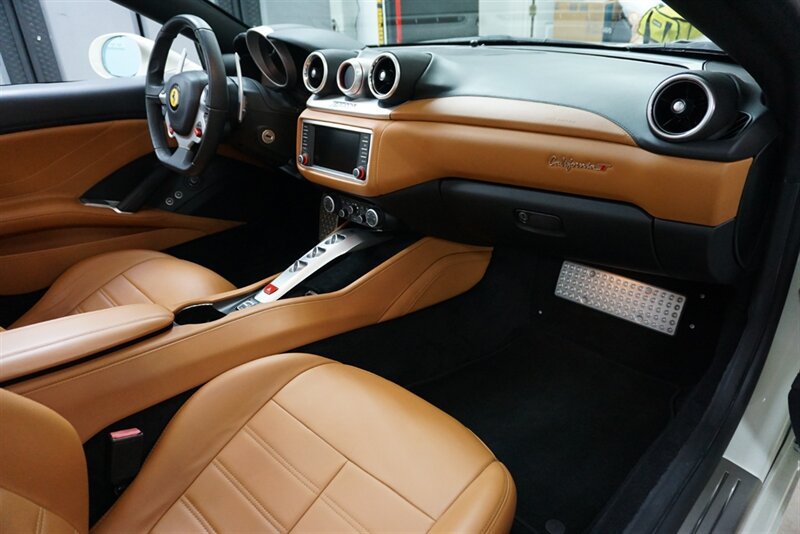 Used 2017 Ferrari California T RWD image 22