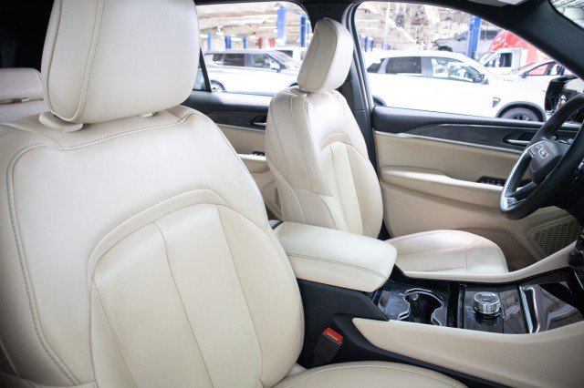 Used 2023 Jeep Grand Cherokee Limited image 30