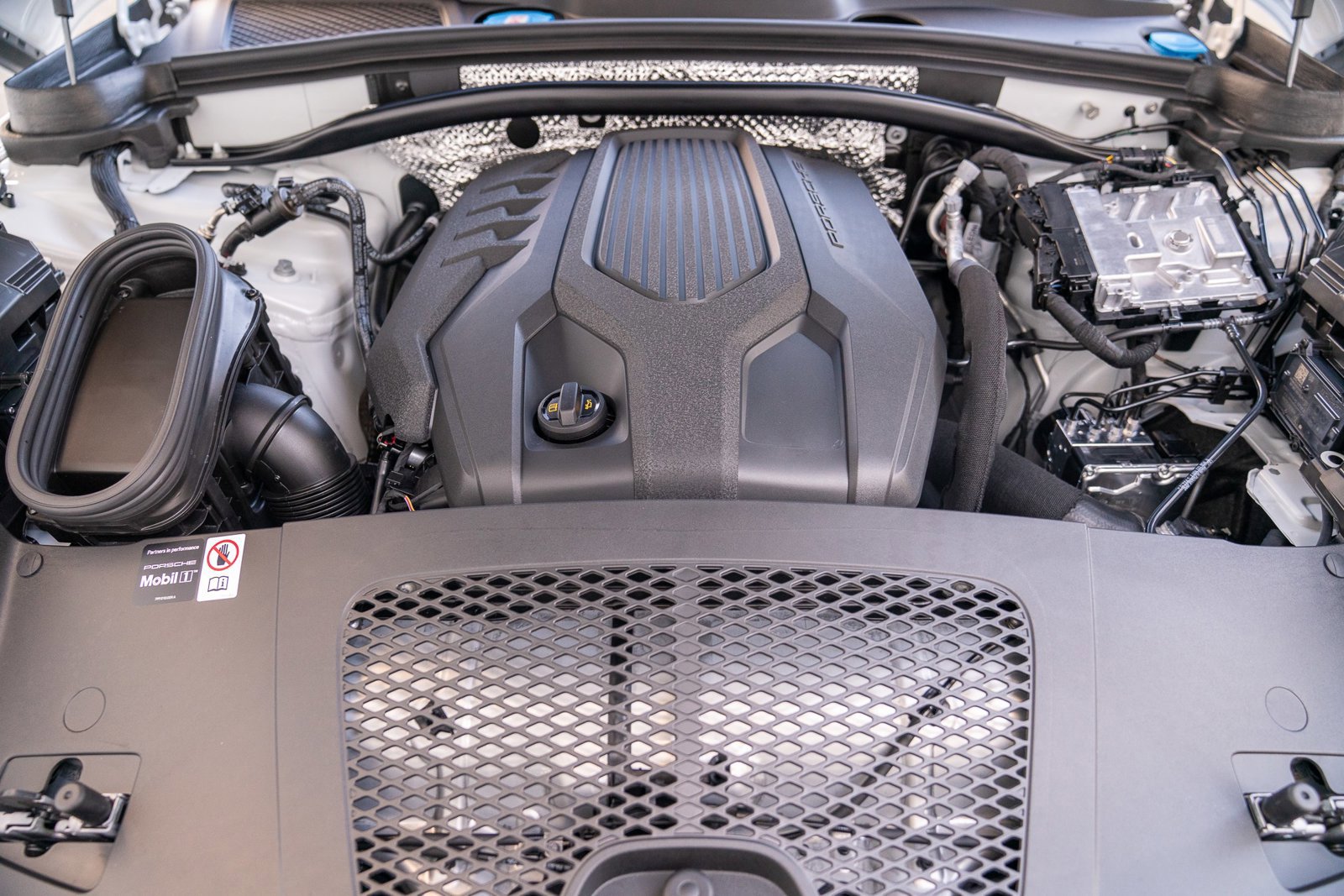 Certified 2025 Porsche Macan image 25