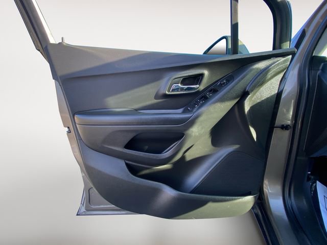 Used 2021 Chevrolet Trax LT w/ Driver Confidence Package image 16