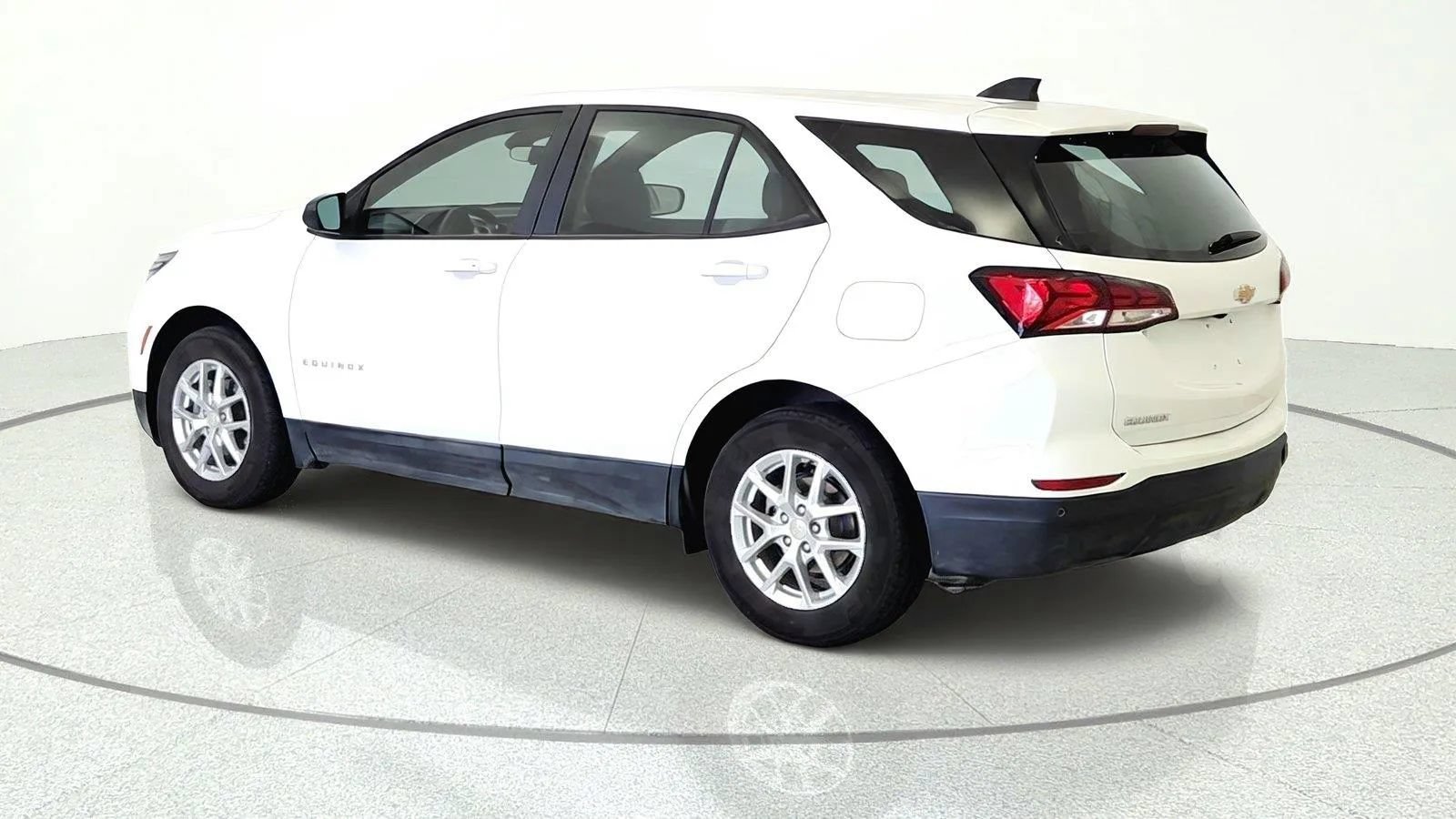 Used 2024 Chevrolet Equinox LS w/ Driver Confidence II Package FWD image 4