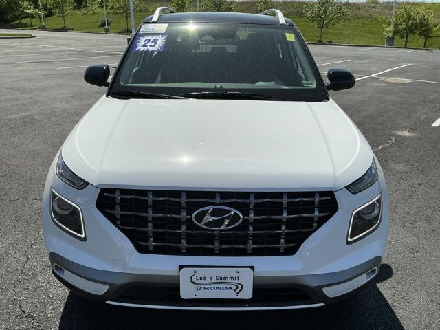 Used 2025 Hyundai Venue Limited FWD image 8