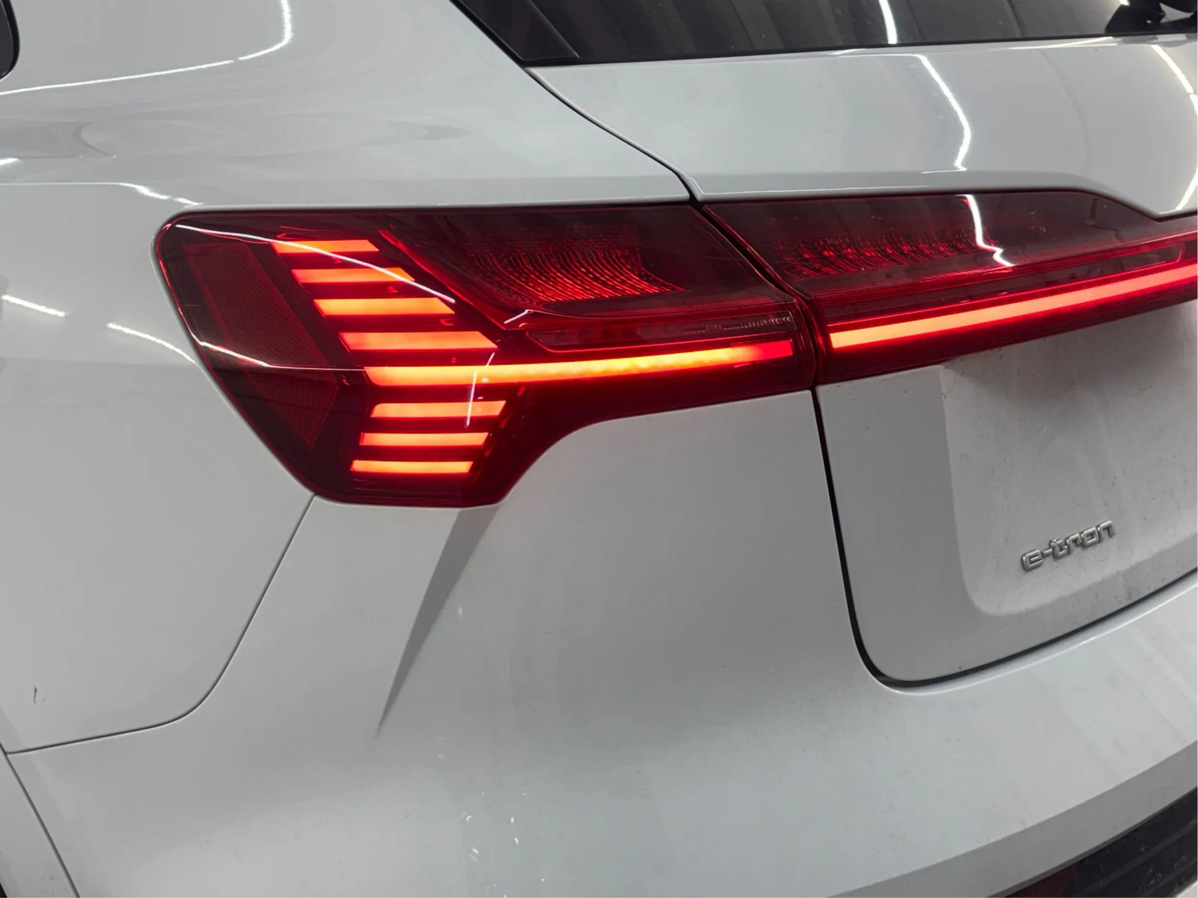 Used 2022 Audi e-tron Premium w/ Convenience Plus Package AWD/4WD image 35
