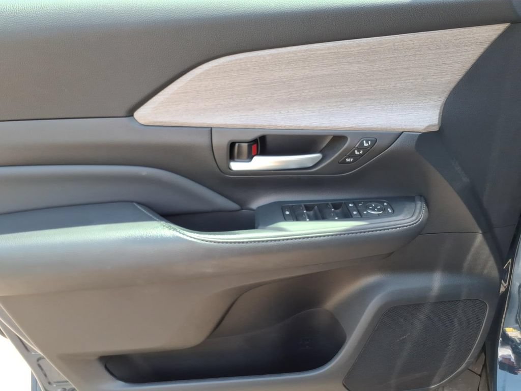 Used 2024 Toyota Grand Highlander AWD image 15