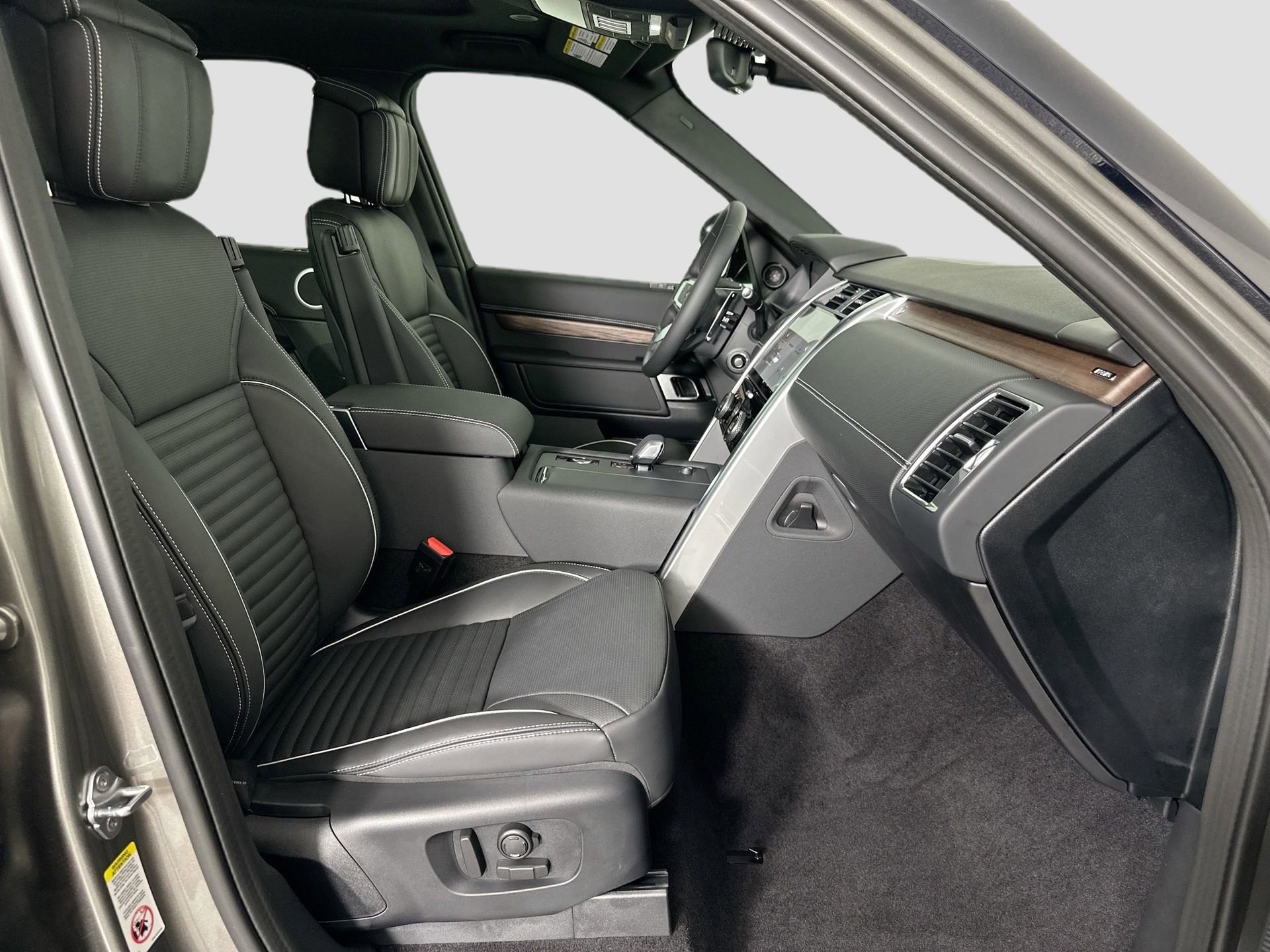 Certified 2024 Land Rover Discovery Dynamic SE image 18