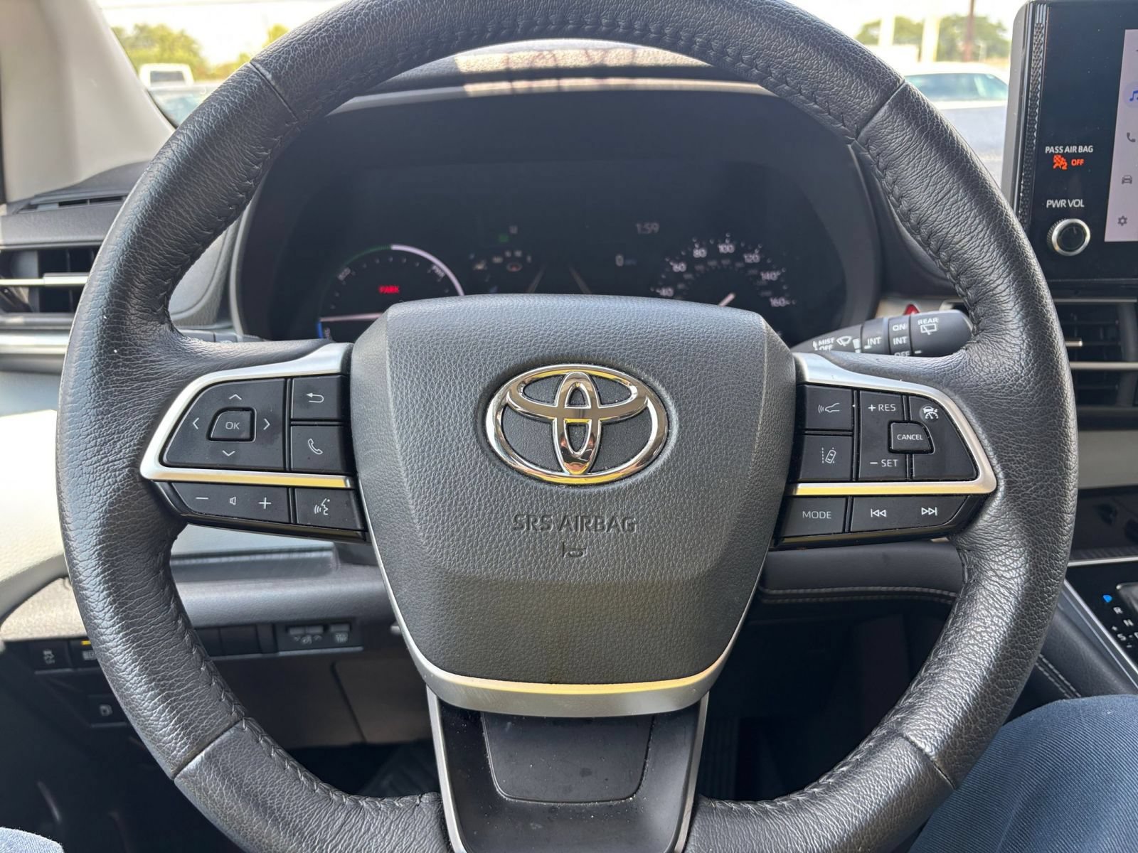 Used 2025 Toyota Sienna XLE FWD image 28