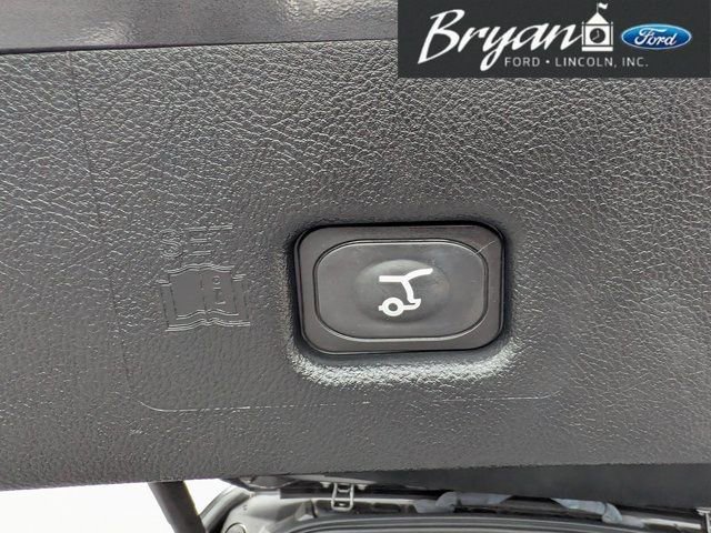 Used 2022 Lincoln Nautilus Reserve w/ Equipment Group 202A image 16