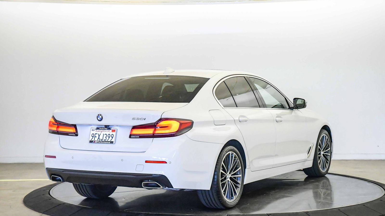Used 2023 BMW 530i w/ Convenience Package RWD image 5