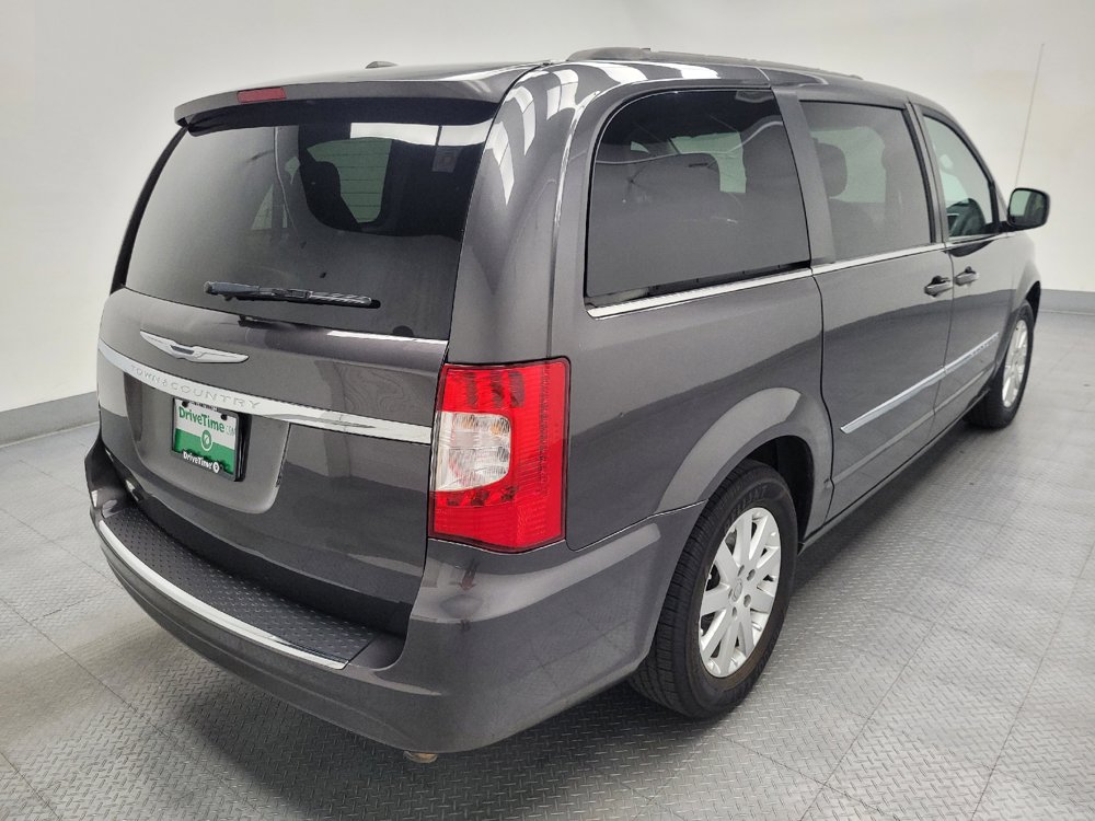 Used 2016 Chrysler Town & Country Touring FWD image 9
