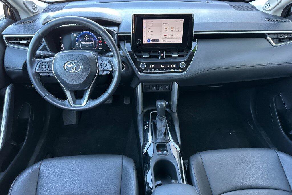 Used 2023 Toyota Corolla Cross XLE w/ Convenience Package FWD image 13