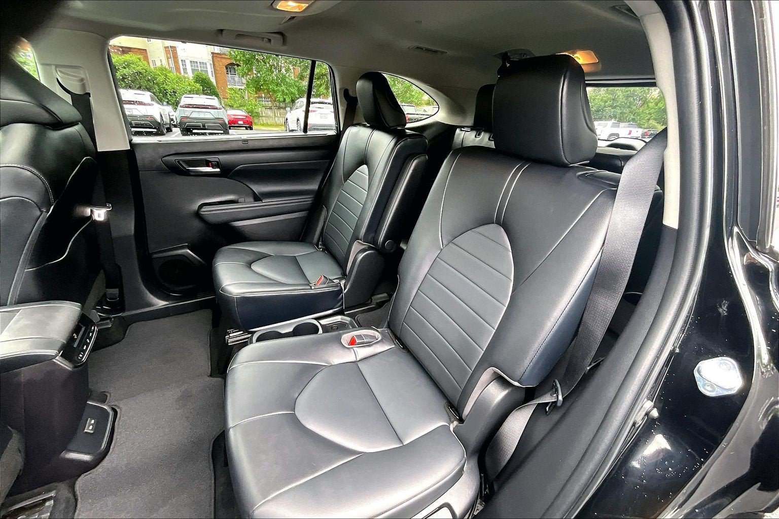 Used 2022 Toyota Highlander XLE AWD/4WD image 25