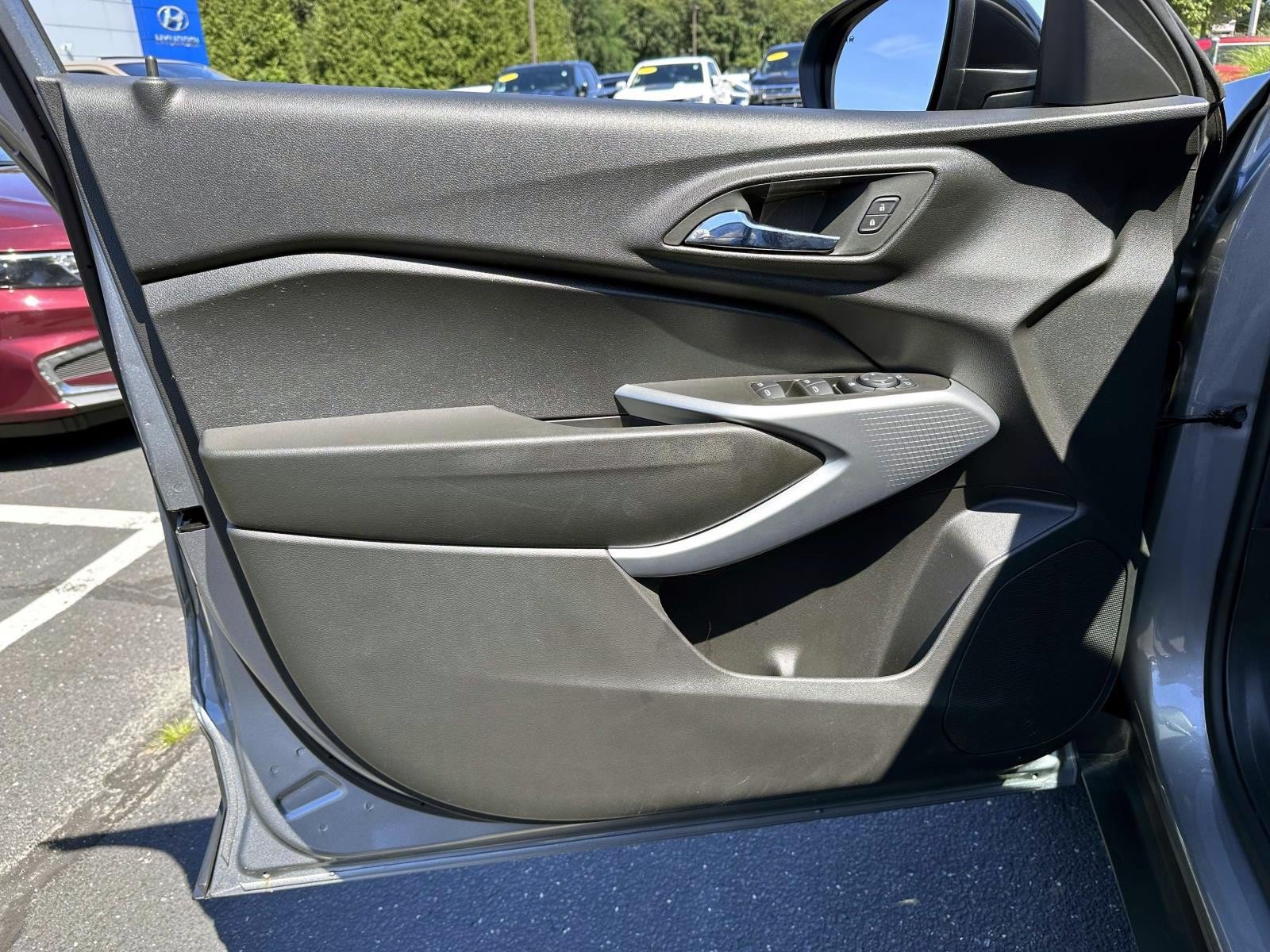 Used 2024 Chevrolet Trax RS w/ Sunroof Package FWD image 8