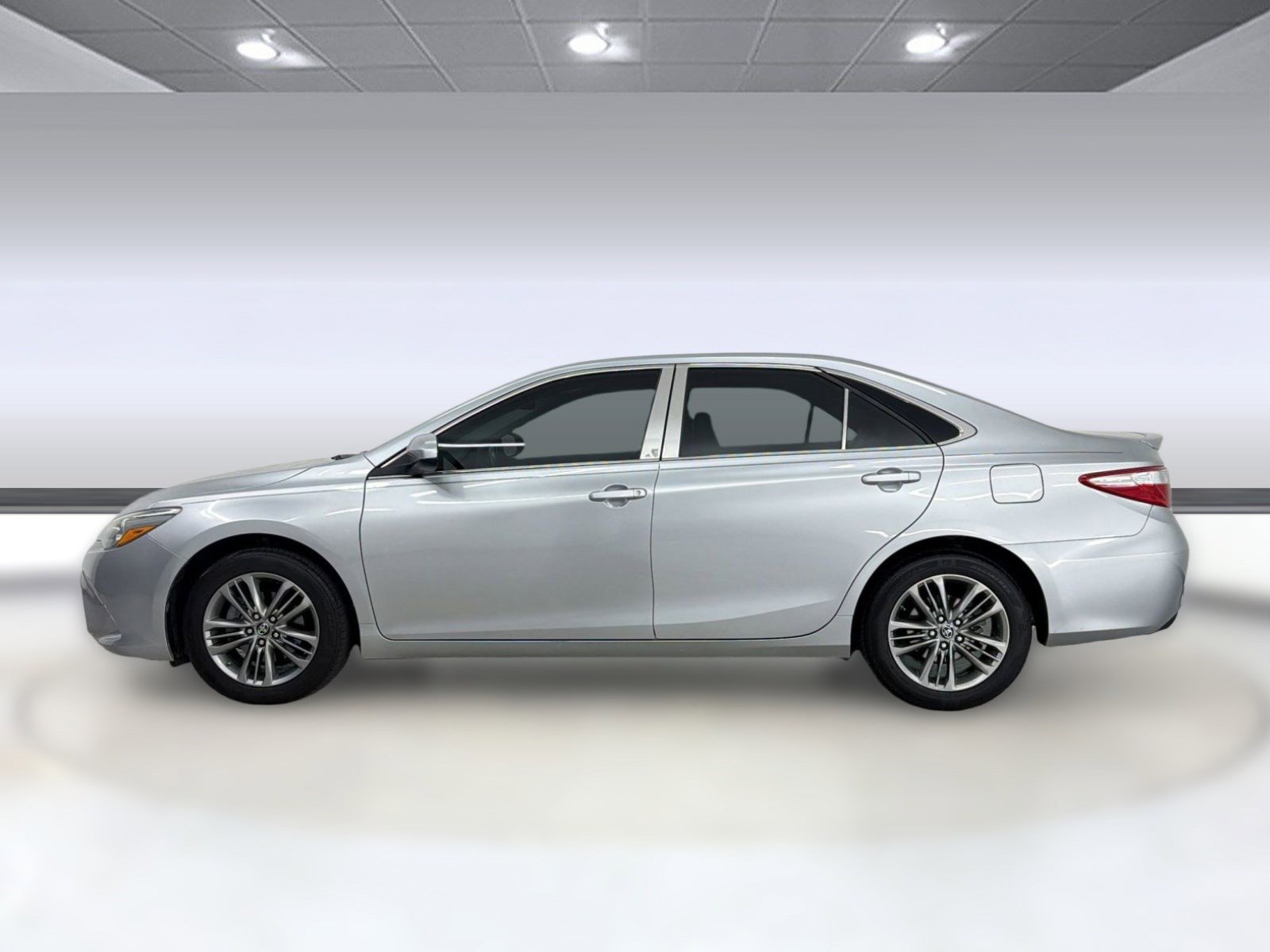 Used 2016 Toyota Camry SE image 2
