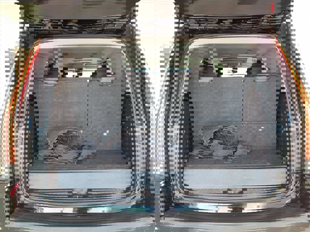 Used 2020 Cadillac Escalade Luxury w/ Escalade Sport Edition image 17