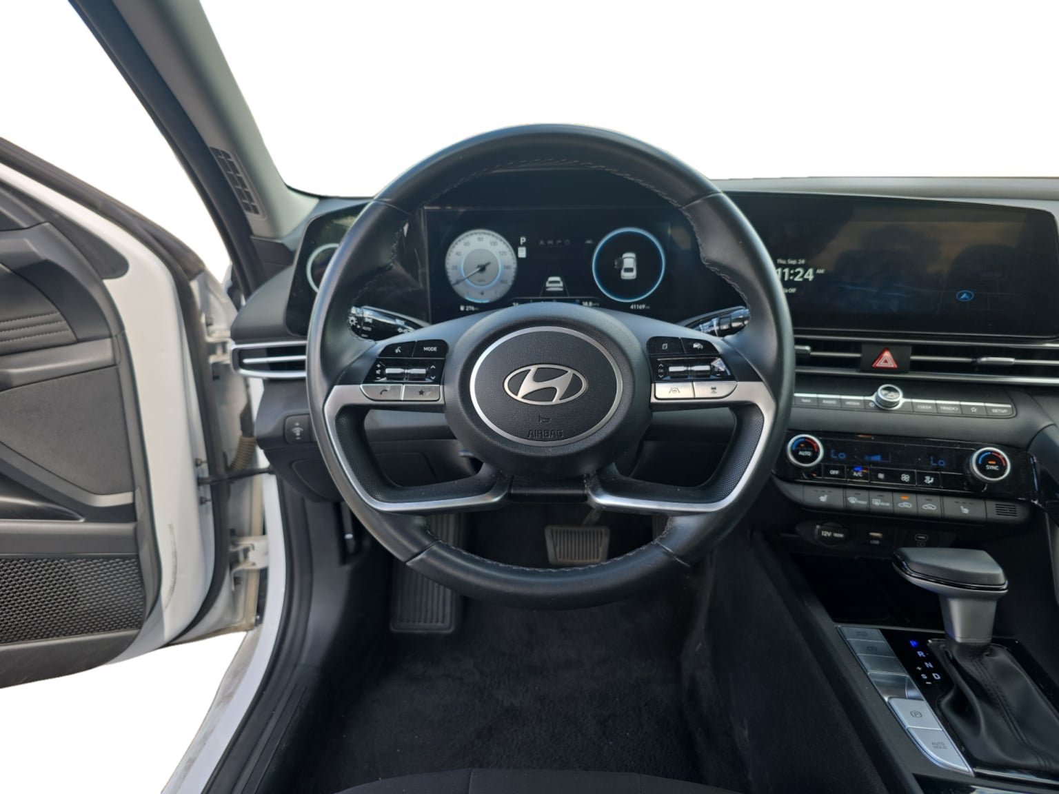 Used 2025 Hyundai Elantra SEL FWD image 13