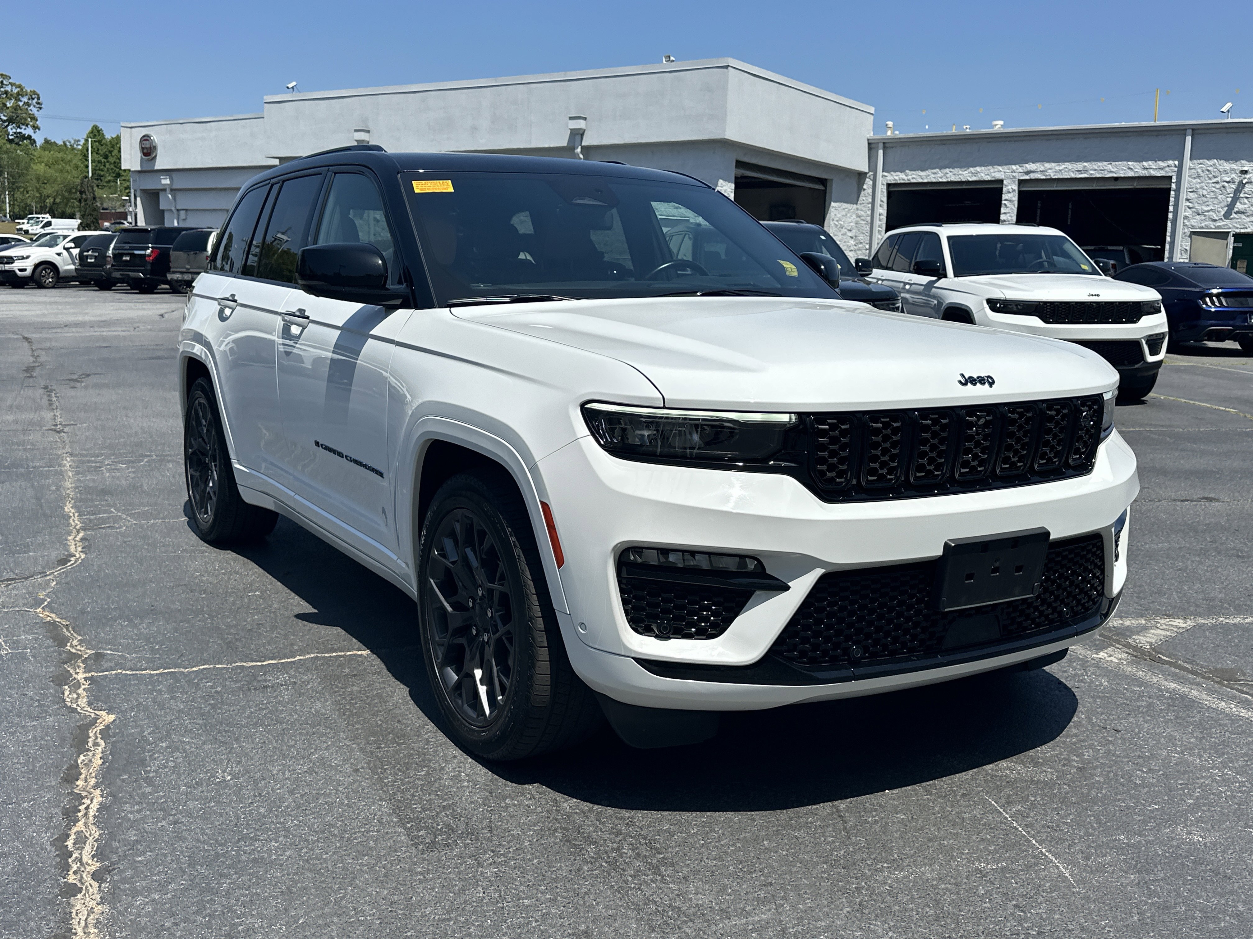 Used 2023 Jeep Grand Cherokee Summit w/ Advanced Protech Group IV AWD/4WD image 2