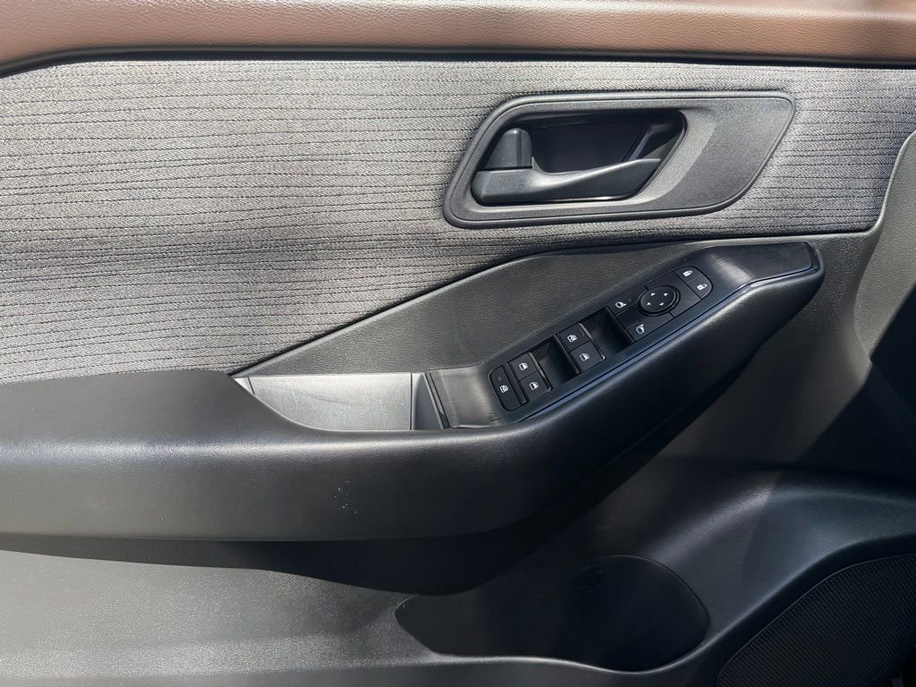 Used 2023 Nissan Rogue S image 16