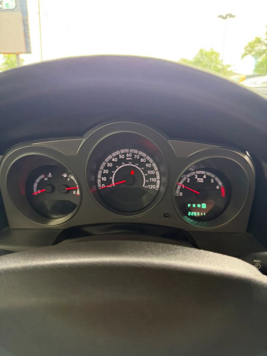 Used 2010 Dodge Avenger SXT FWD image 23